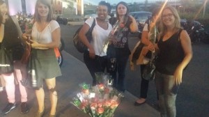 Mes bonnes copines autour des roses offertes lors de la soirée Chrome&Roses