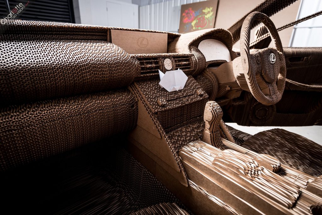 Lexus IS en carton