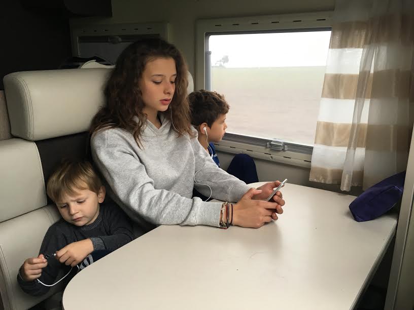 Voyager en camping-car est le grand plaisir des enfants qui peuvent jouer tout en observant le paysage. Malheureusement, la loi interdit de rester coucher dans les lits...